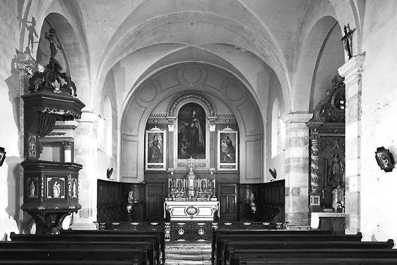 Intérieur : nef et choeur vus depuis l'entrée.