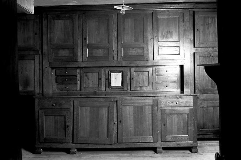 Meuble de sacristie, armoire de sacristie