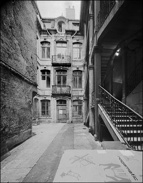 Vue d'ensemble du logis en fond de cour.