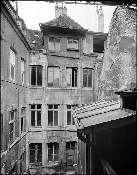 Vue d'ensemble des bâtiments détruits depuis le fond de la deuxième cour, de face.