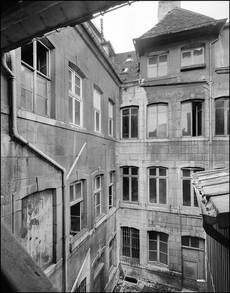 Vue d'ensemble des bâtiments détruits depuis le fond de la deuxième cour, de trois quarts droit.