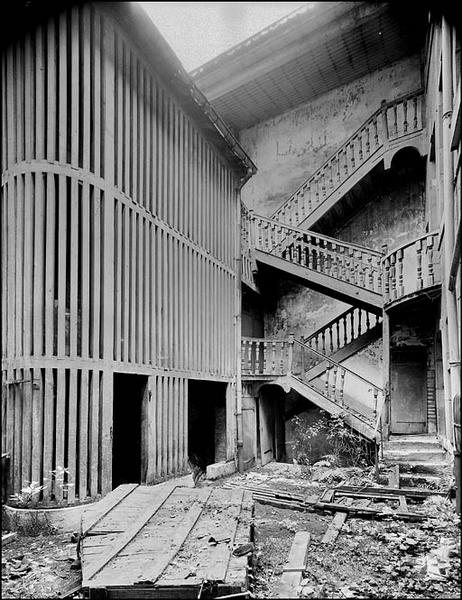 Vue du bûcher et de l'escalier détruits situés dans la deuxième cour.