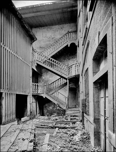 Vue éloignée du bûcher et de l'escalier détruits situés dans la deuxième cour.