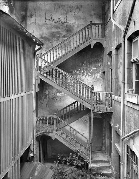 Vue rapprochée de l'escalier détruit situé dans la deuxième cour.