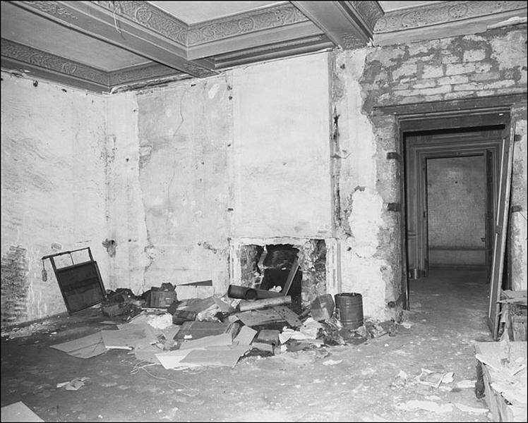 Intérieur : détail de l'angle d'une pièce avec le plafond.