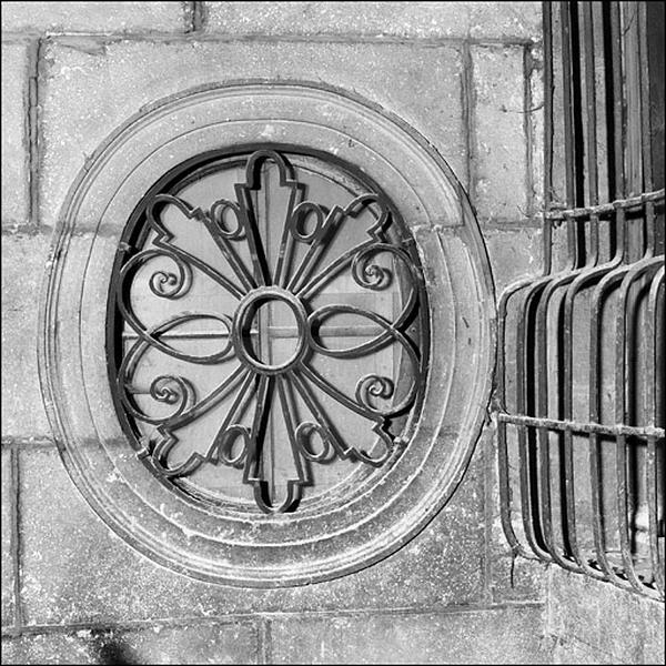 Escalier à cage ouverte : détail d'un occulus, de face.