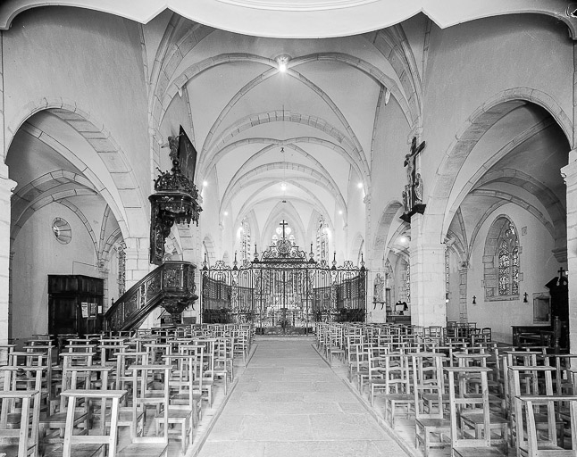 Intérieur : nef et choeur vus depuis l'entrée.