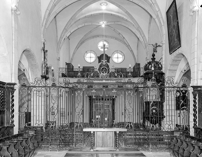 Intérieur : nef vue depuis l'avant-choeur .