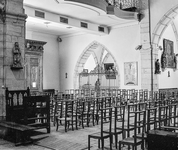 Intérieur : chapelle latérale gauche au fond de la nef vue du collatéral droit.