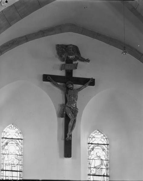 Groupe sculpté : le Christ en croix entre la Vierge et saint Jean
