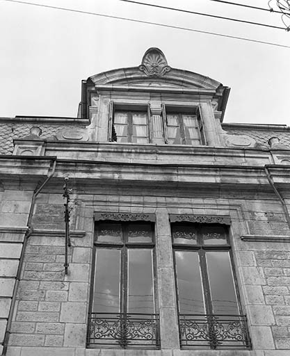 Façade antérieure de l'atelier sur rue. Détail de la travée centrale (1977).