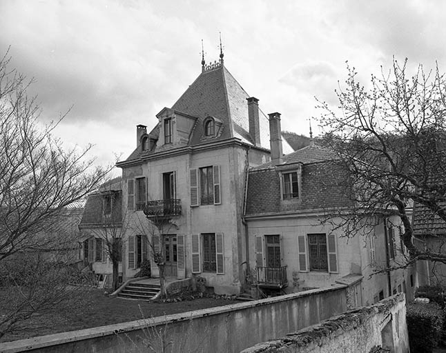 Vue de trois quarts arrière du logement patronal (1977).