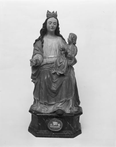 Vue de face. ; statue-reliquaire (statuette) : Vierge à l'Enfant
