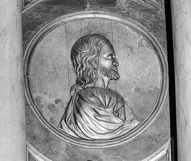 Détail du médaillon gauche : le Christ.