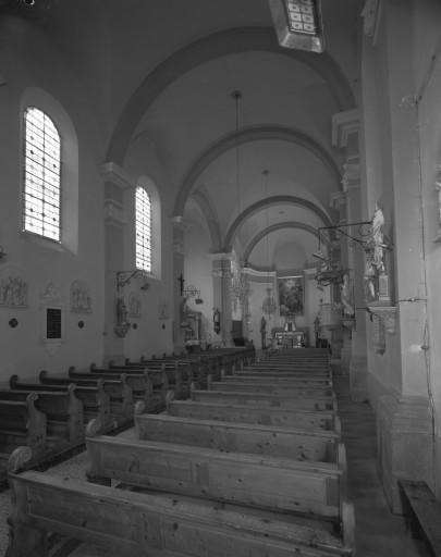 Vue de la nef et du choeur depuis l'entrée.