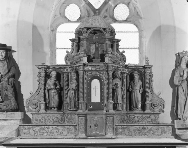 Retable, 2 tabernacles, 2 gradins (ensemble du maître-autel)