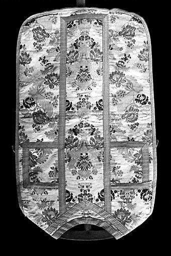 Chasuble, amict, étole, voile de calice