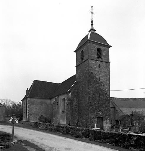 Vue du clocher-porche et de la façade latérale gauche.