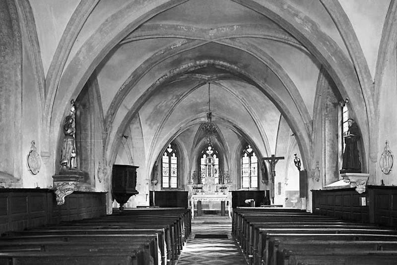 La nef et le choeur vus depuis l'entrée.