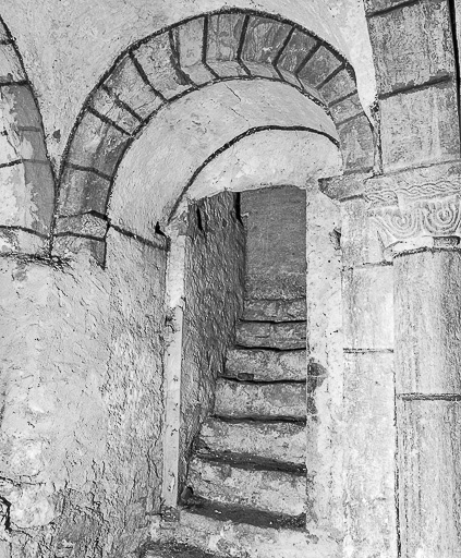 Crypte : escalier menant à la nef.