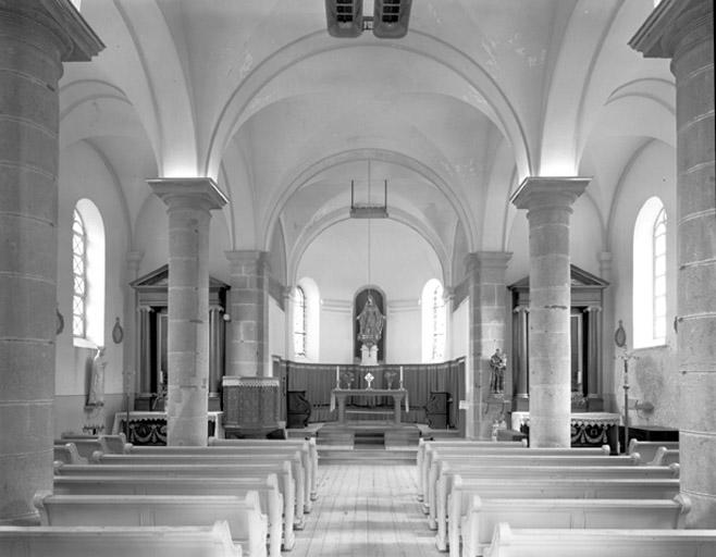 Nef et choeur vus depuis l'entrée.