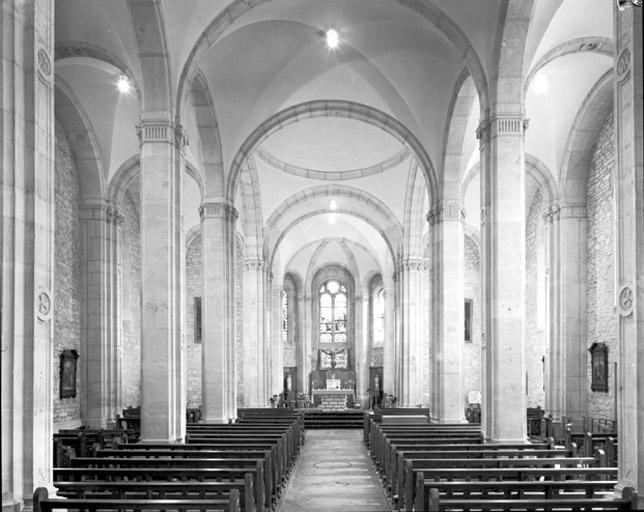 Nef et choeur vus depuis l'entrée.