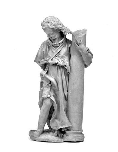 Ange à la colonne vu de face. - © Région Franche-Comté, Inventaire du patrimoine, ADAGP, 1979