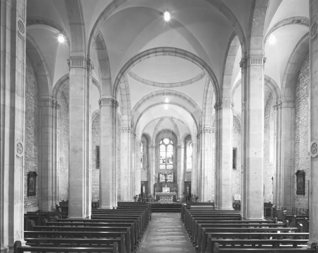 La nef et le choeur vus depuis l'entrée.