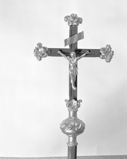 Une croix de procession.