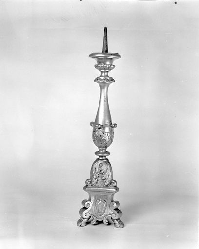 Un chandelier d'autel.