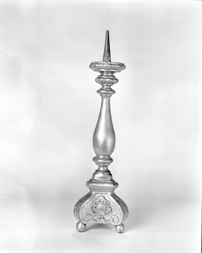 Un chandelier d'autel.