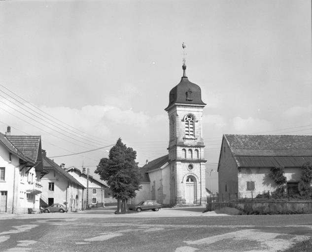 Vue d'ensemble sur la place du village.