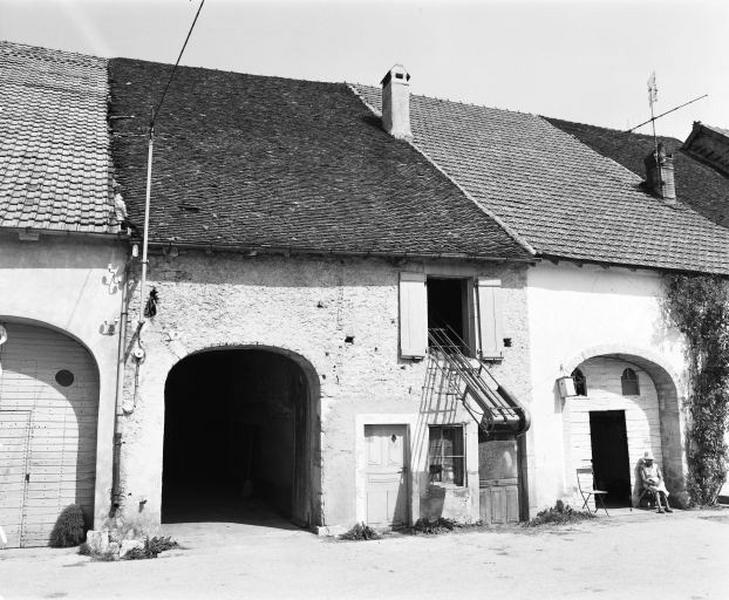 Façade antérieure vue de trois quarts.