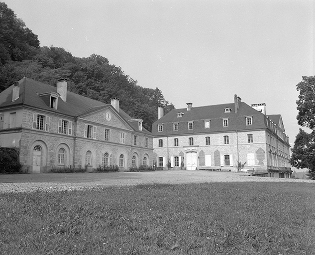 Pavillon gauche et bâtiment principal en 1979.