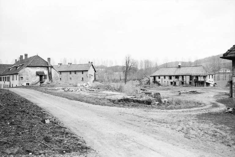 Vue d'ensemble en 1979.De gauche à droite : logement patronal, logement d'ouvriers et presbytère. Au premier plan, vestiges des ateliers de fabrication.