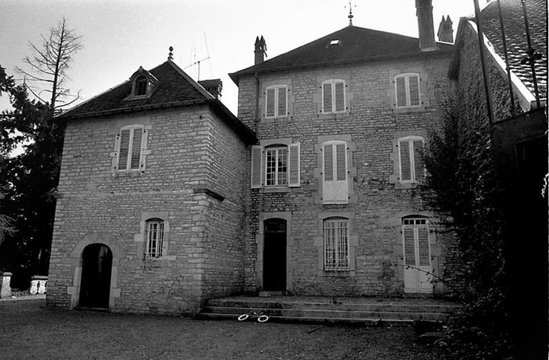 Façade antérieure sur cour de la maison de maître.