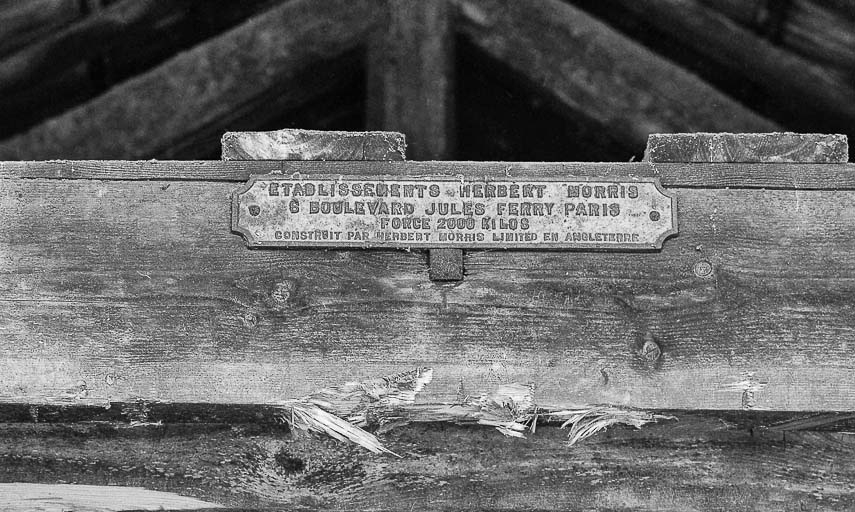 Entrait de la charpente du haut fourneau en 1979. Détail d'une plaque signalétique.