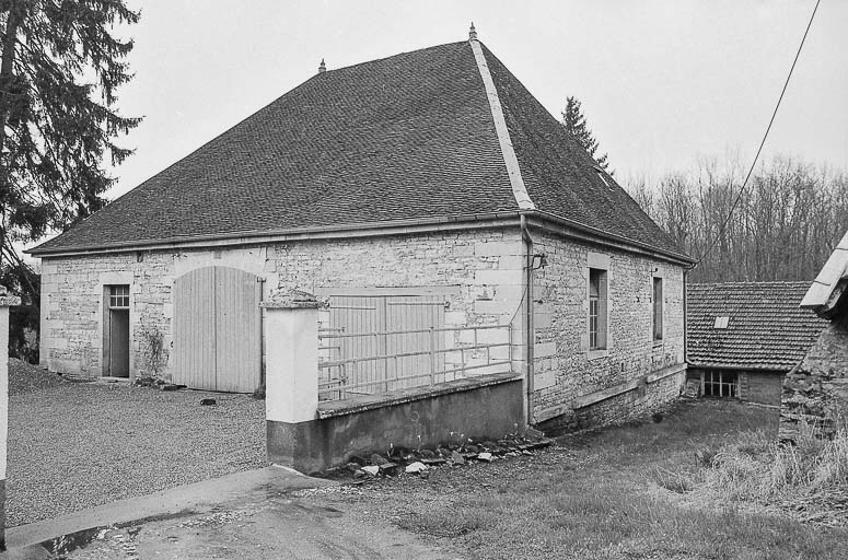 Bâtiment du haut fourneau vu de trois quarts en 1979.