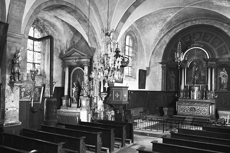 Intérieur : la nef et le choeur vus de trois quarts gauche.