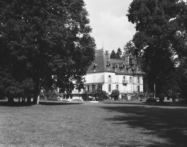 Façade postérieure du château, vue de trois quarts.