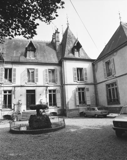 Vue partielle de la façade antérieure du château en 1980.