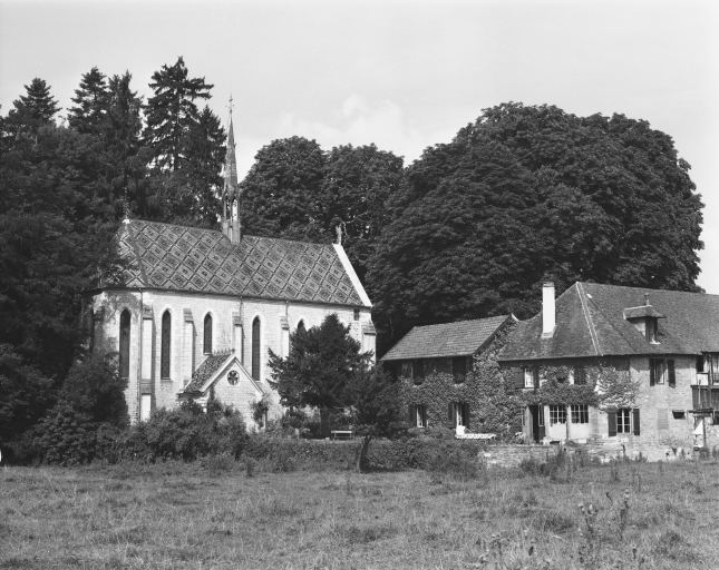 Chapelle et école depuis l'est.