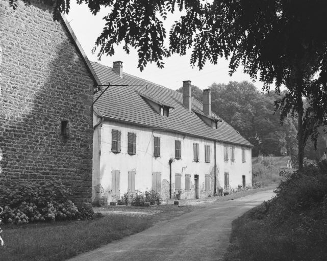 Logement patronal vu de trois quarts.