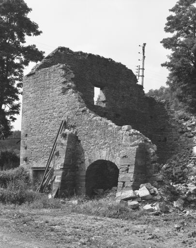 Vestiges du magasin industriel (hangar à sable et à bois) en 1980.