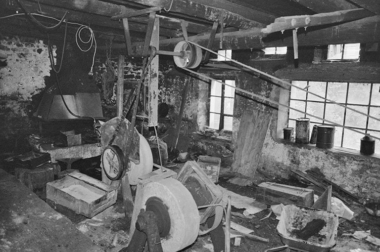 Vue d'ensemble de l'atelier avec la forge, en 1980.
