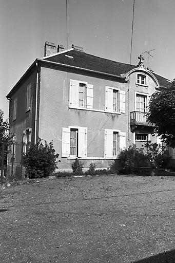 L'habitation depuis la cour.