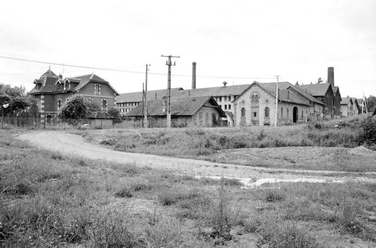 Vue d'ensemble depuis le sud-est en 1980.SRI. Enquête régionale sur les bâtiments industriels (1979-1981).