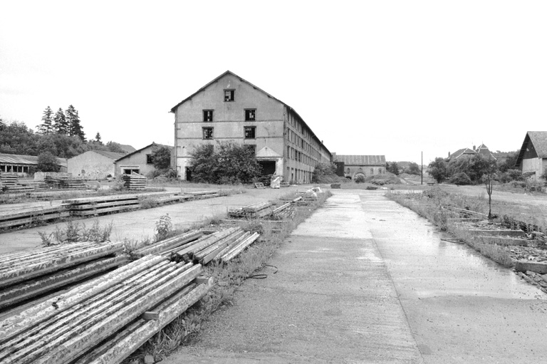 Vue d'ensemble depuis l'ouest en 1980.SRI. Enquête régionale sur les bâtiments industriels (1979-1981).