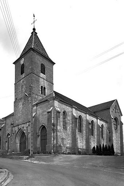 Façade antérieure et face latérale droite.