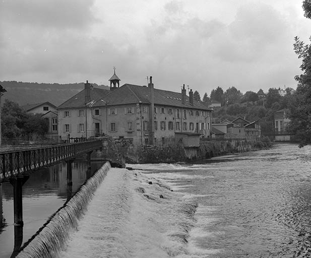Atelier de fabrication depuis la rive droite du barrage en 1981.